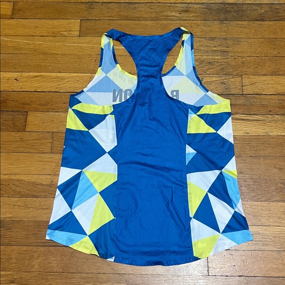Run In Rabbit Boston Geometric Running Tank Top, size Medium - Picture 9 of 10